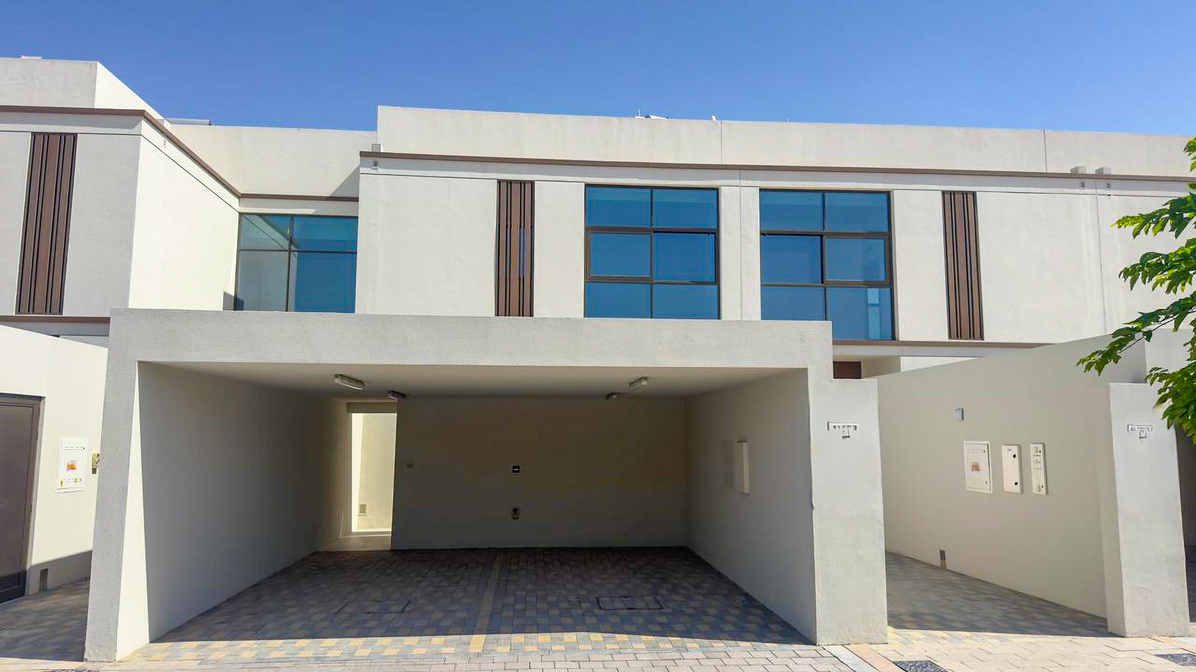 Single Row | Luxurious Townhouse | Prime Location — 18