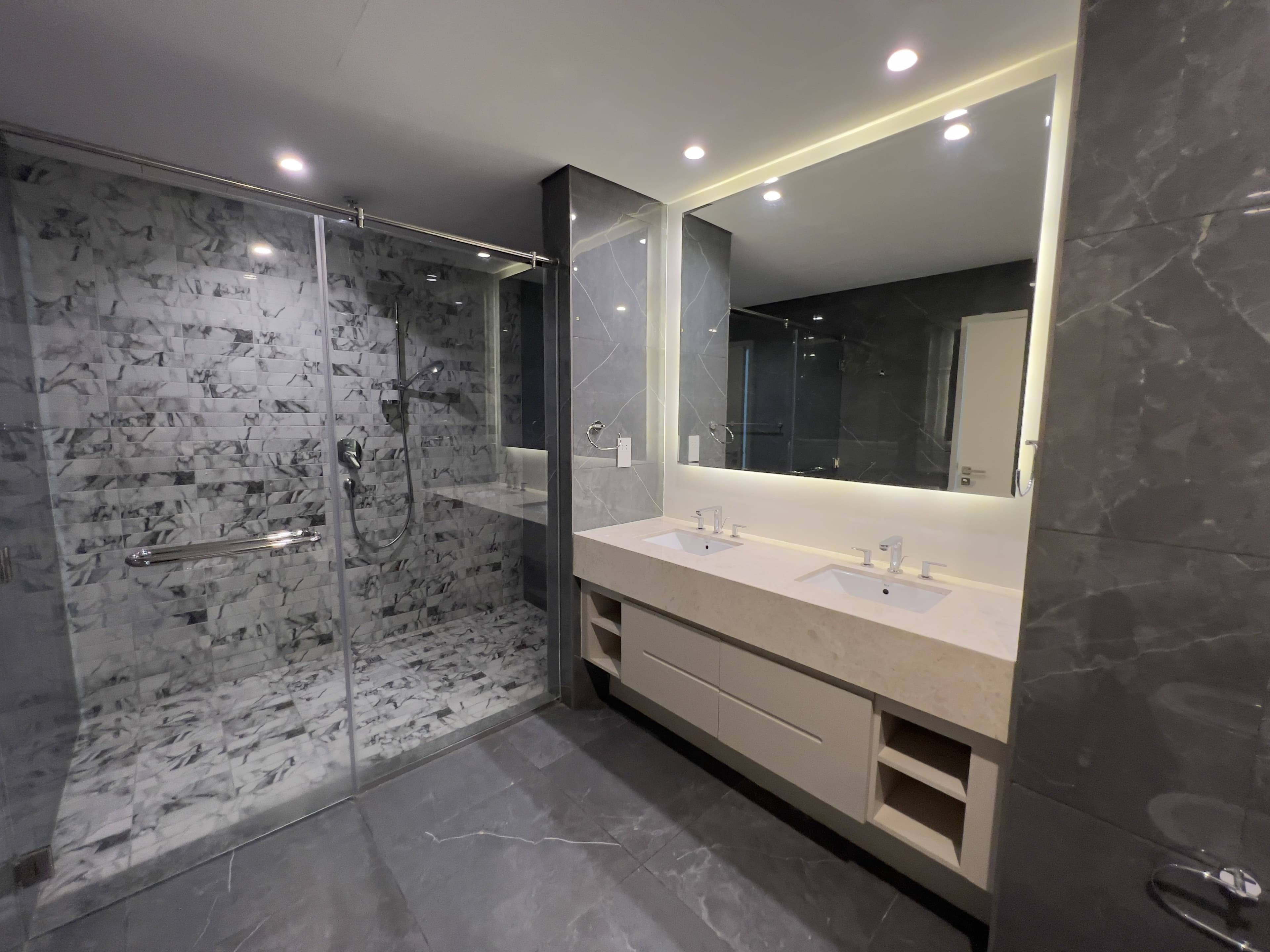 Partial Sea & Pool View | Spacious | Vacant — 27