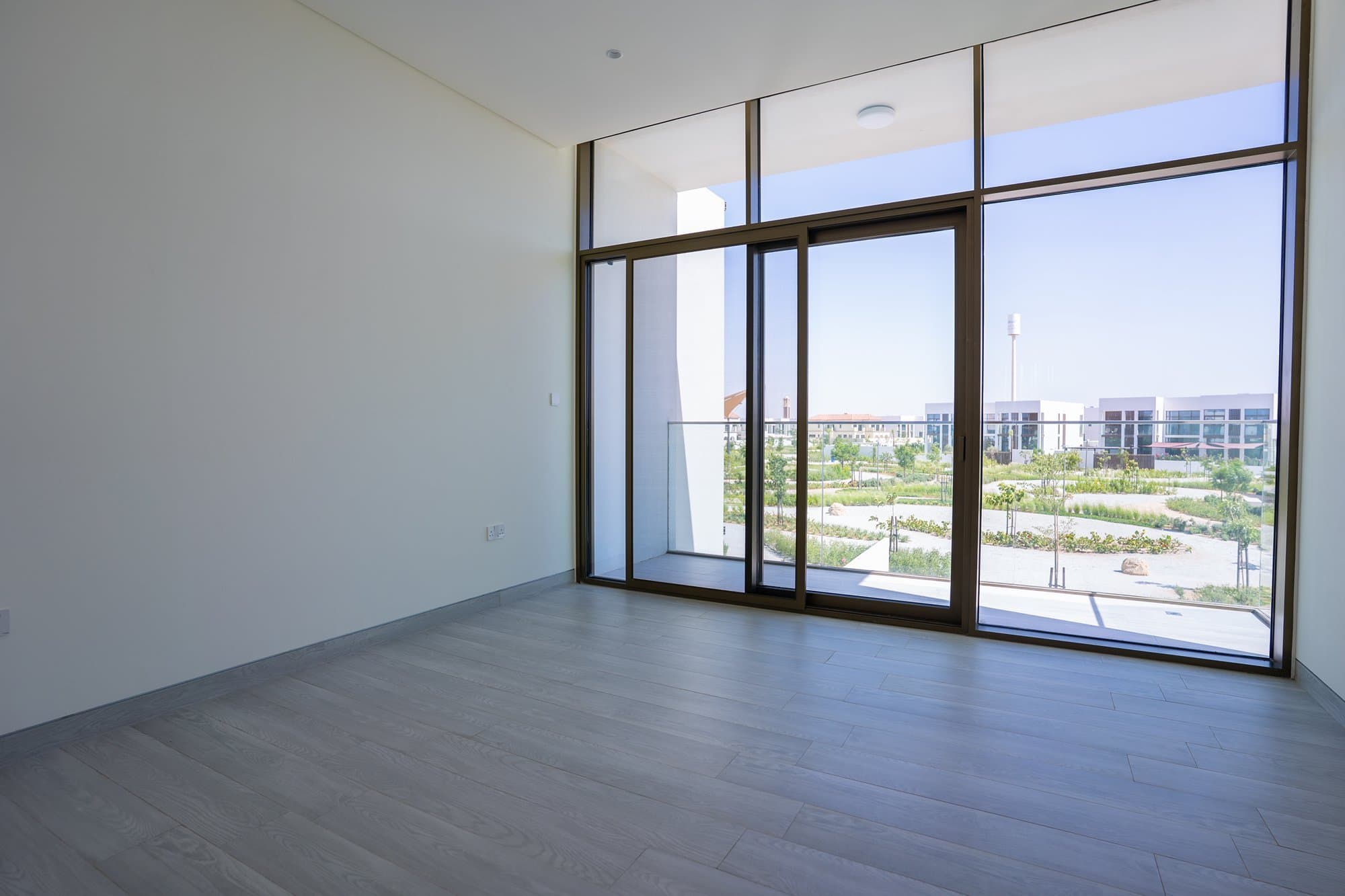 Single Row | Luxurious Townhouse | Prime Location — 3