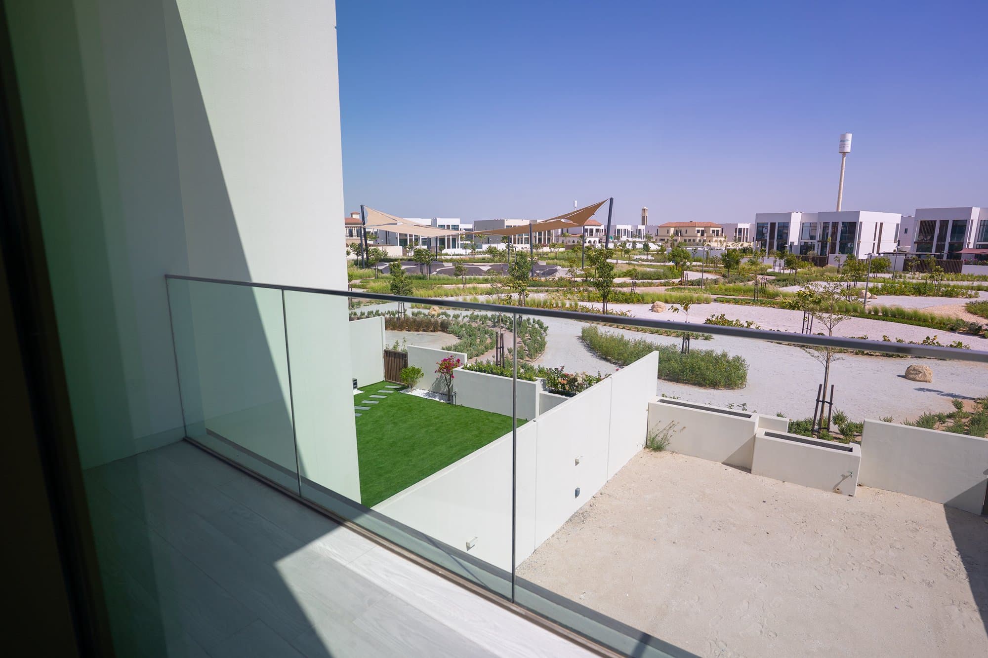 Single Row | Luxurious Townhouse | Prime Location — 2