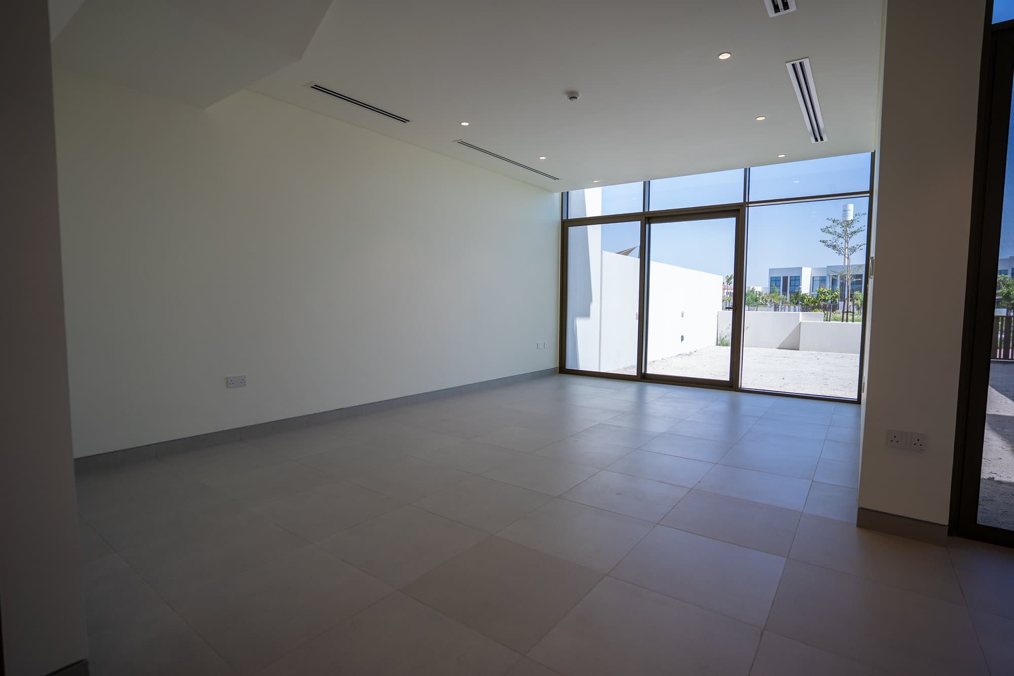 Single Row | Luxurious Townhouse | Prime Location — 6