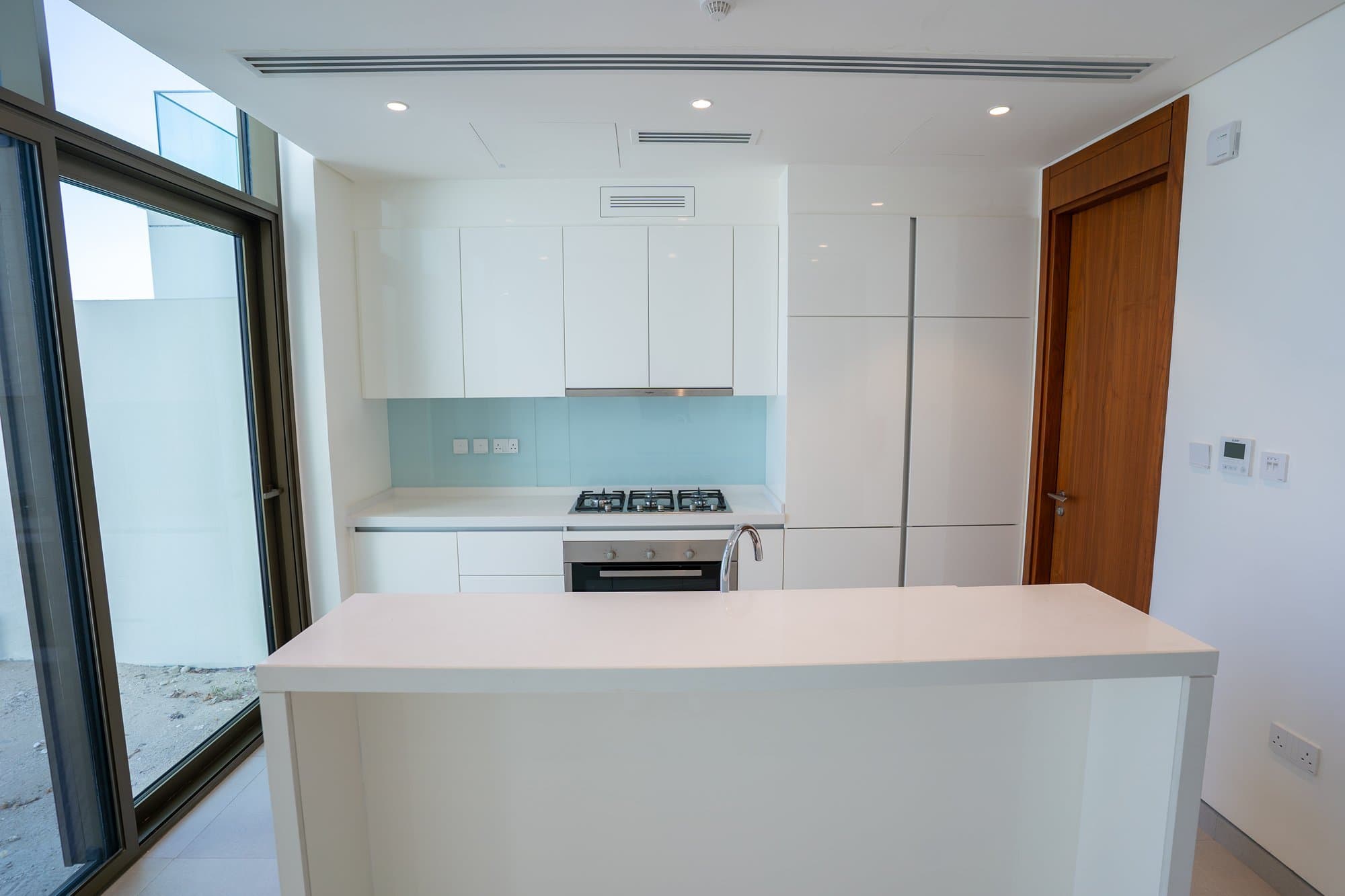 Single Row | Luxurious Townhouse | Prime Location — 9