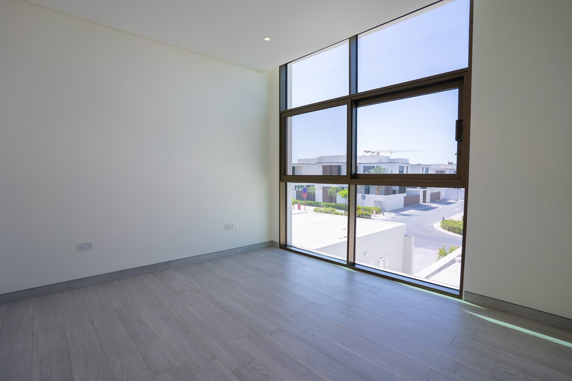 Single Row | Luxurious Townhouse | Prime Location — 4