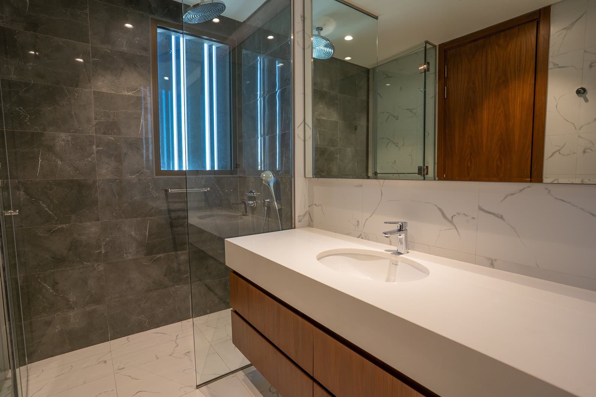 Single Row | Luxurious Townhouse | Prime Location — 12