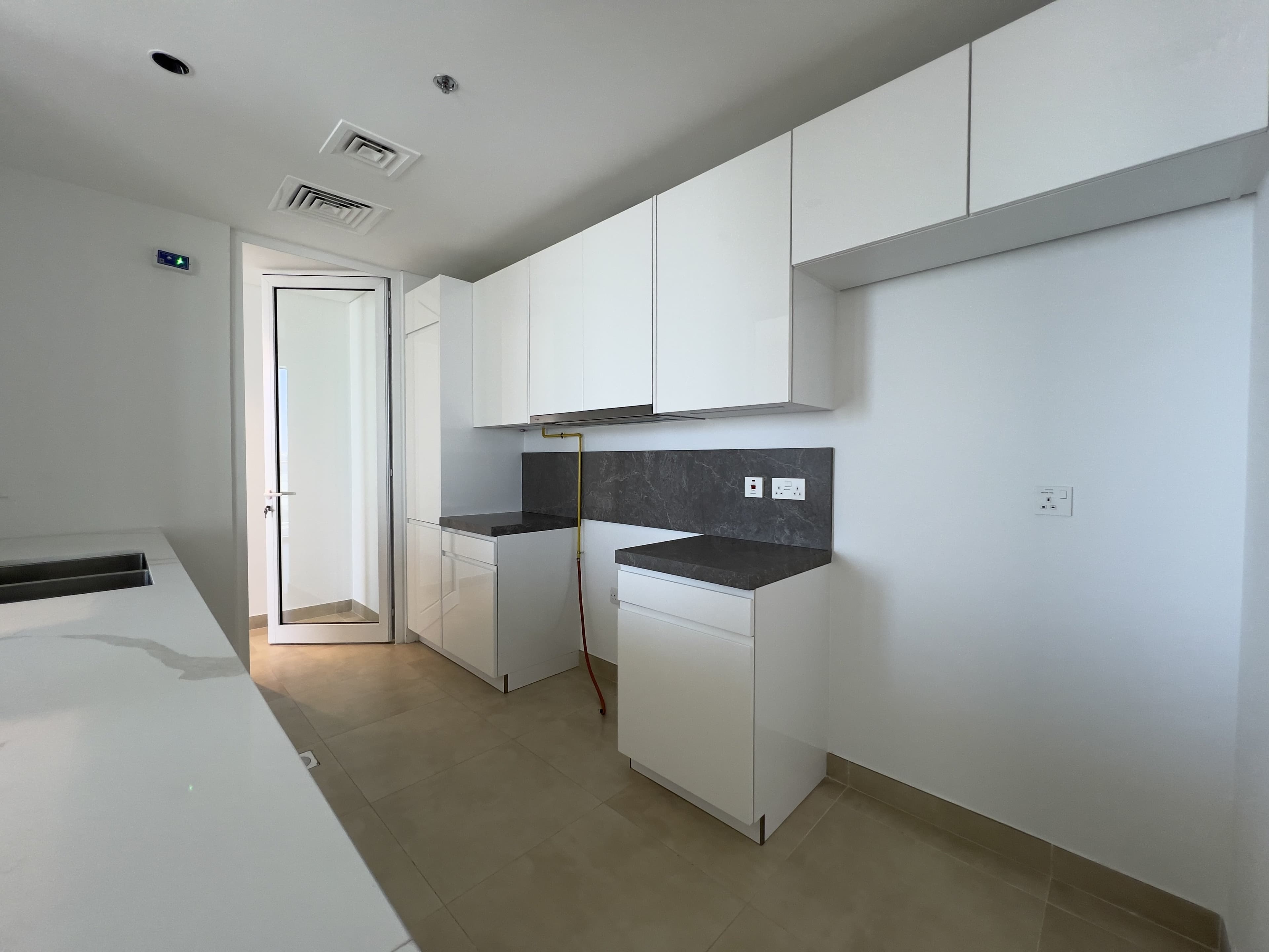 Partial Sea & Pool View | Spacious | Vacant — 8