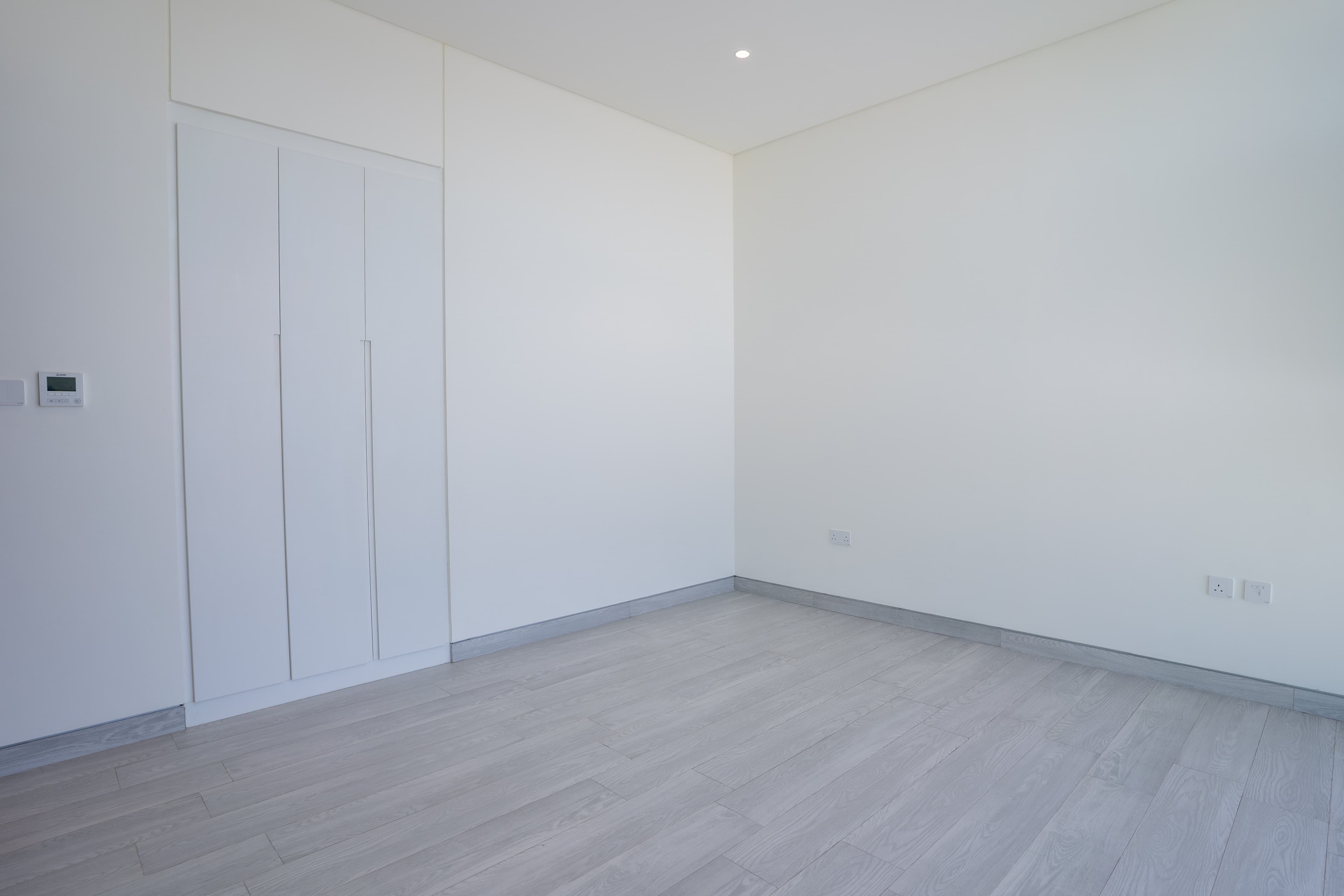 Single Row | Luxurious Townhouse | Prime Location — 5
