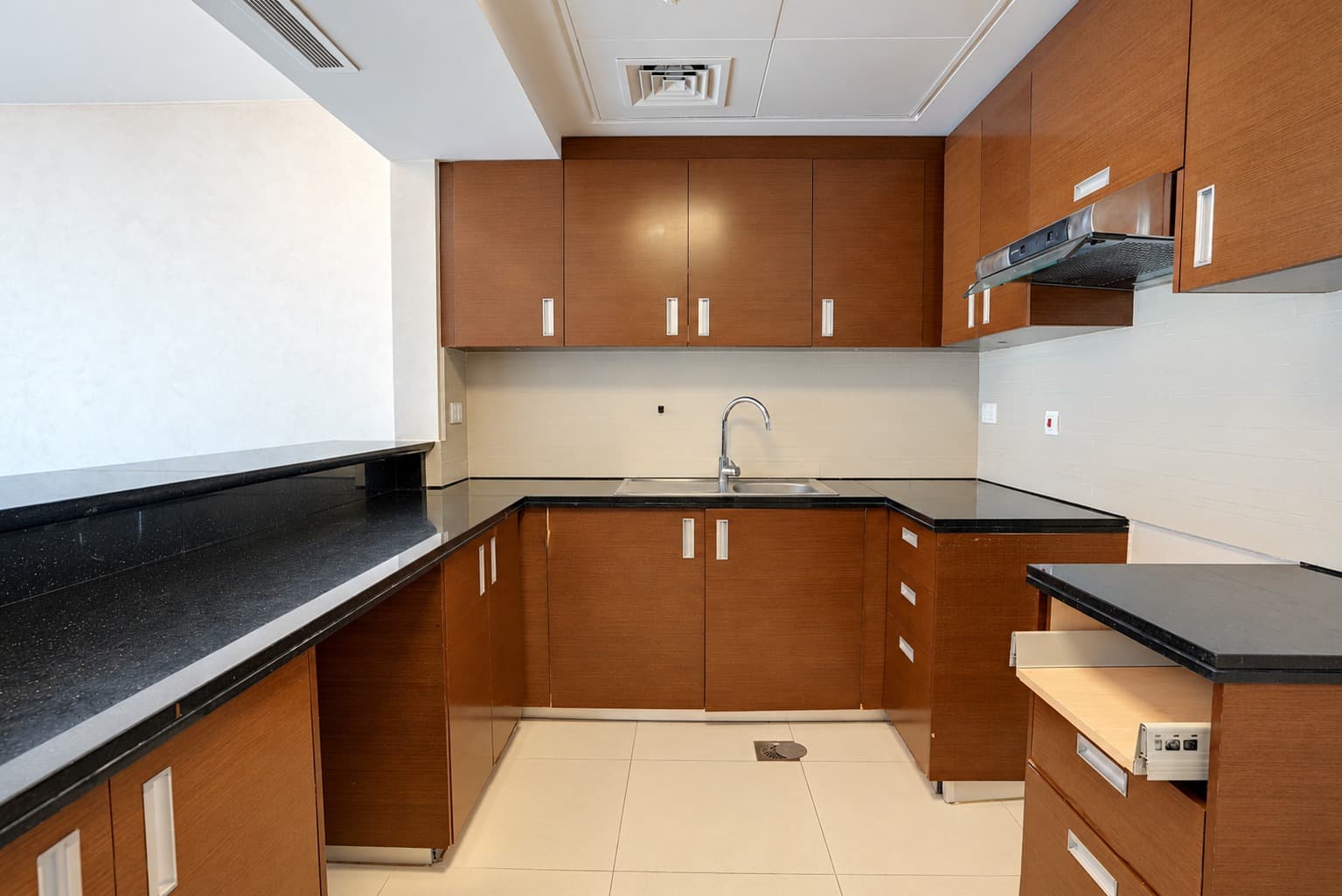 Elegant 1BR | Full Sea View | Excellent Location, 3