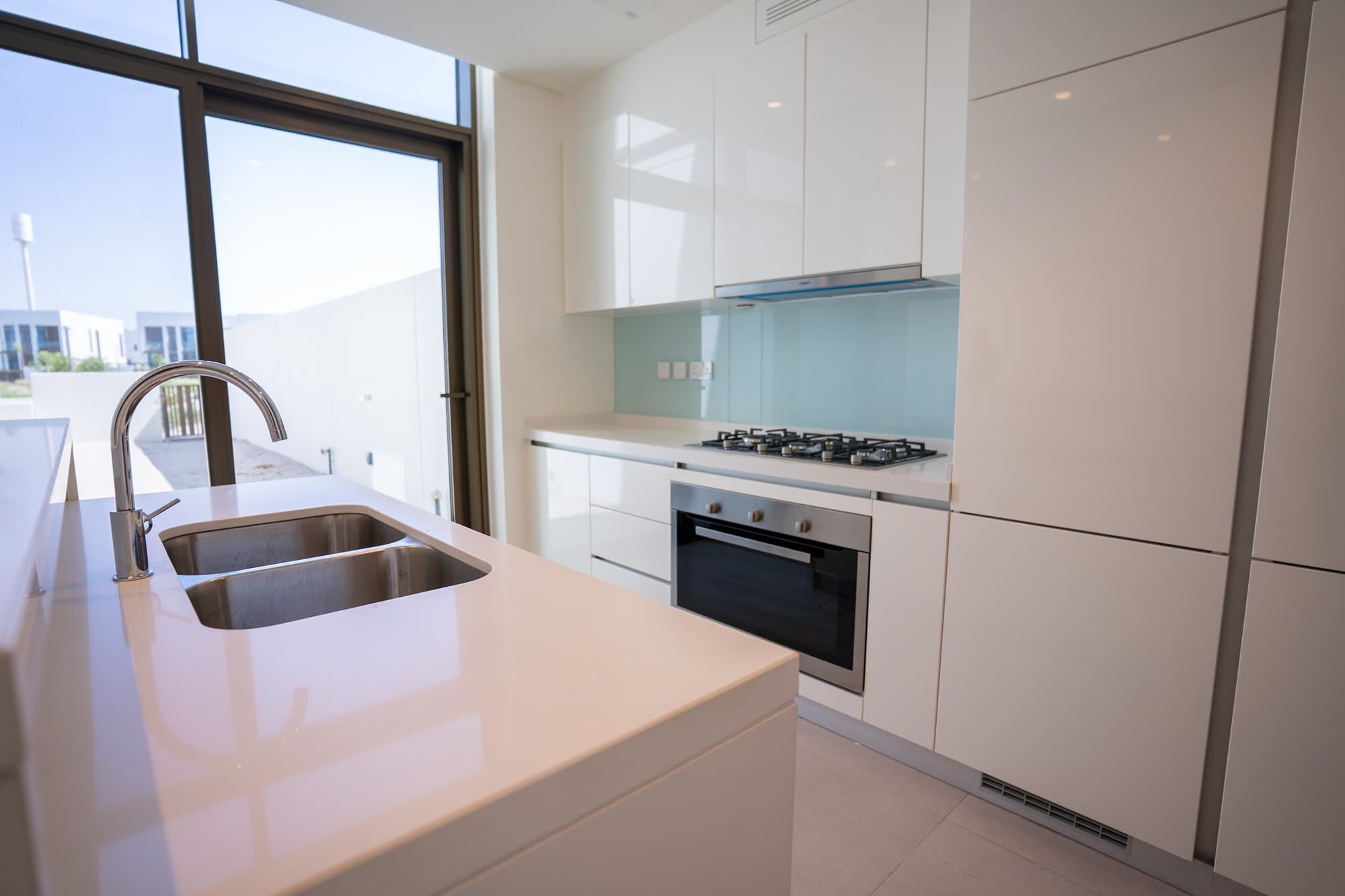 Single Row | Luxurious Townhouse | Prime Location — 8