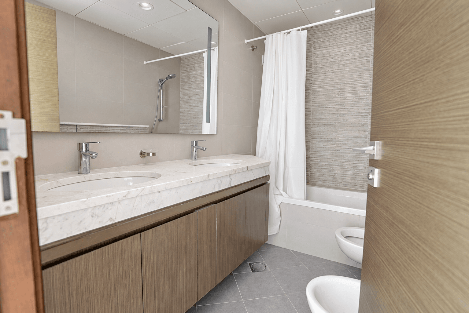 Classic 3+1BR | Street and Back Views | Prime Location, 19