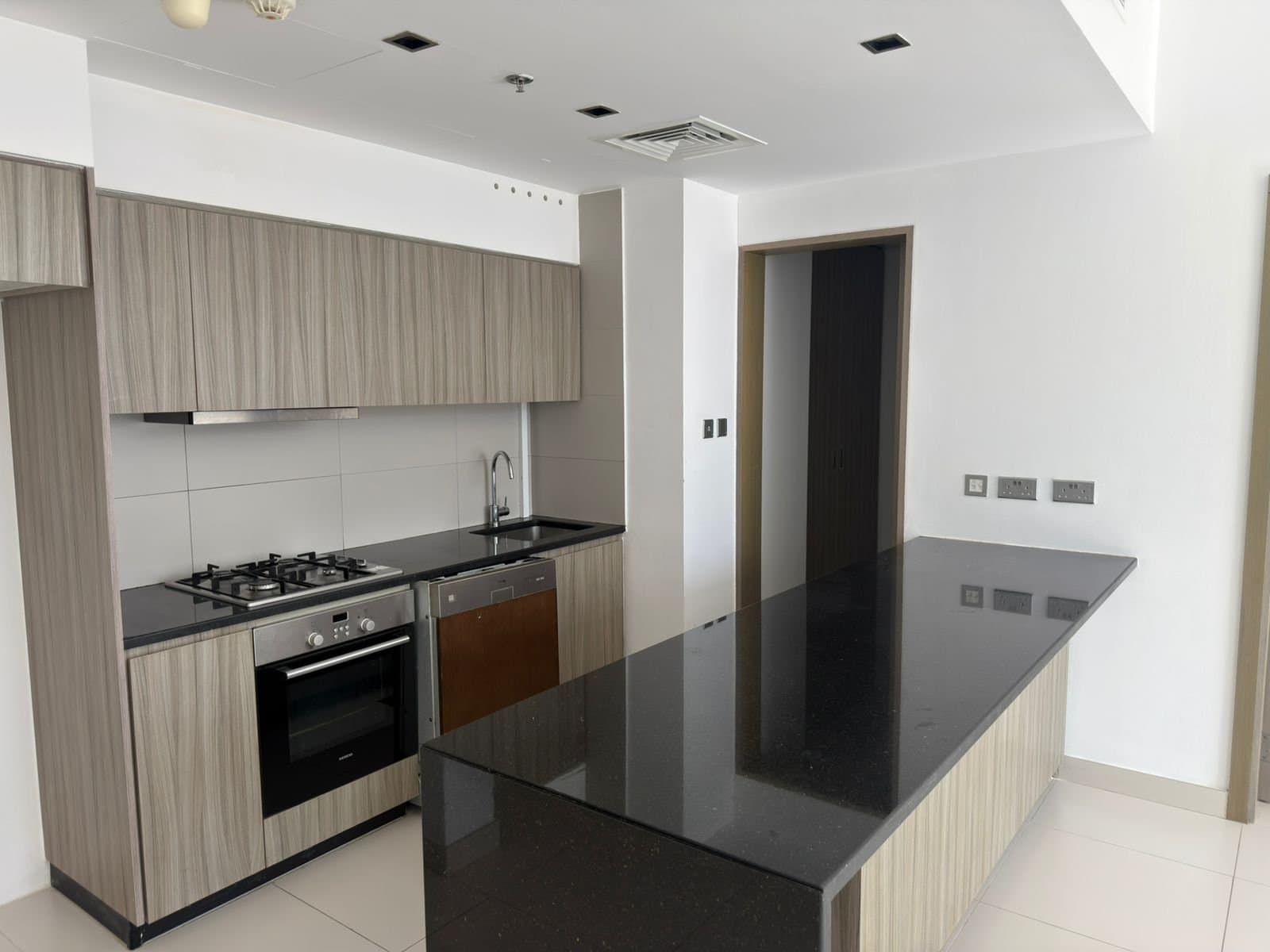 Stunning Apartment | Great Location | Spacious — 13