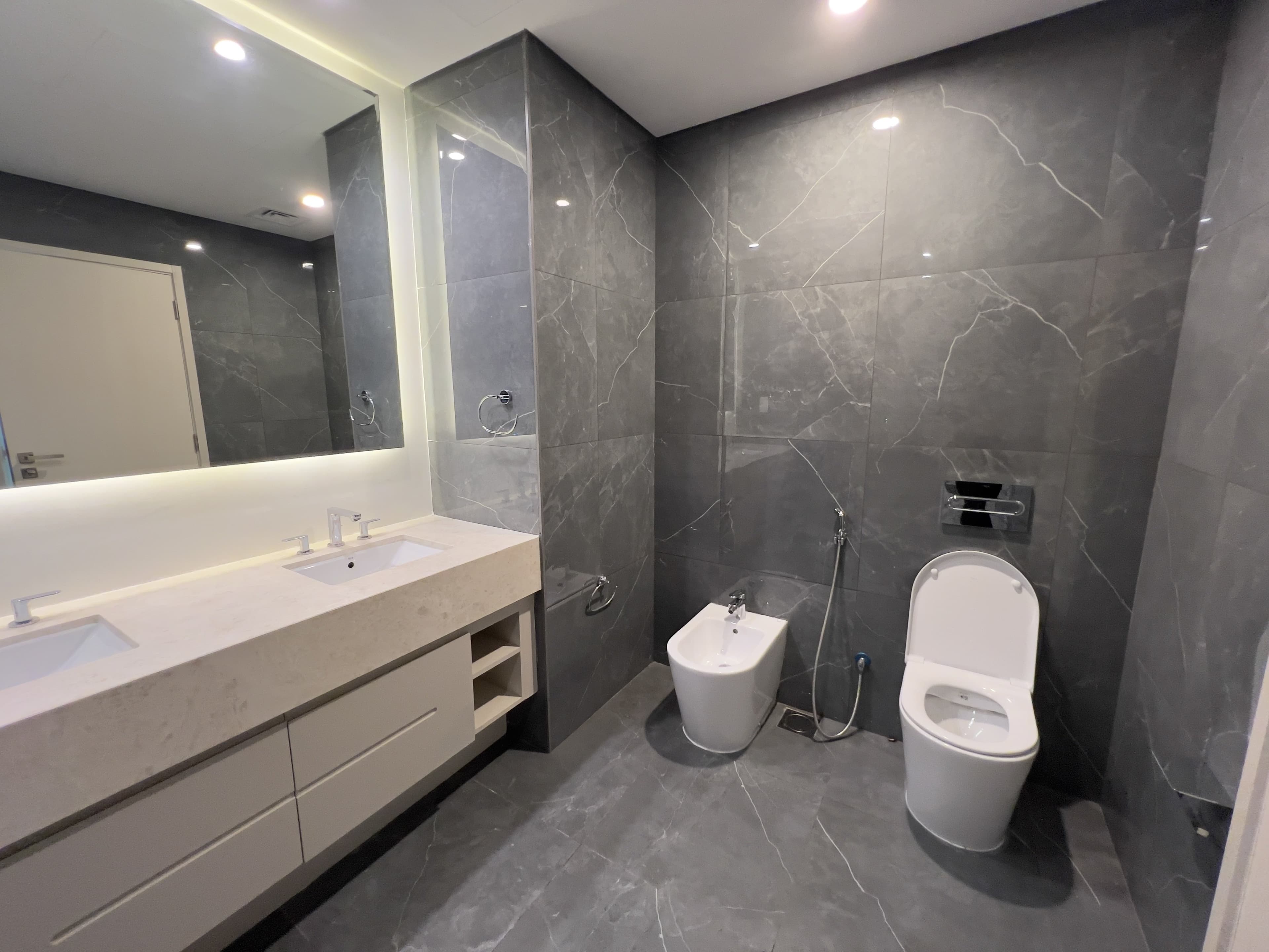 Partial Sea & Pool View | Spacious | Vacant — 28