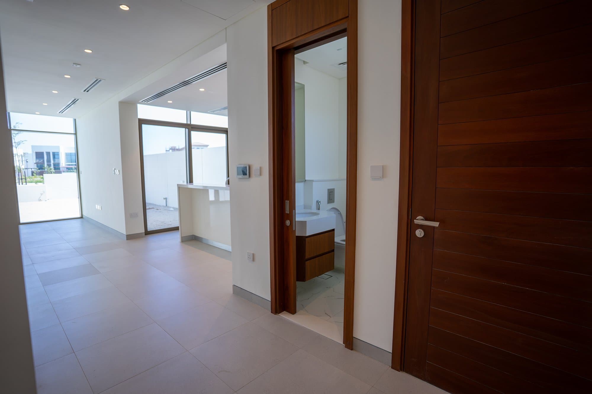 Single Row | Luxurious Townhouse | Prime Location — 11